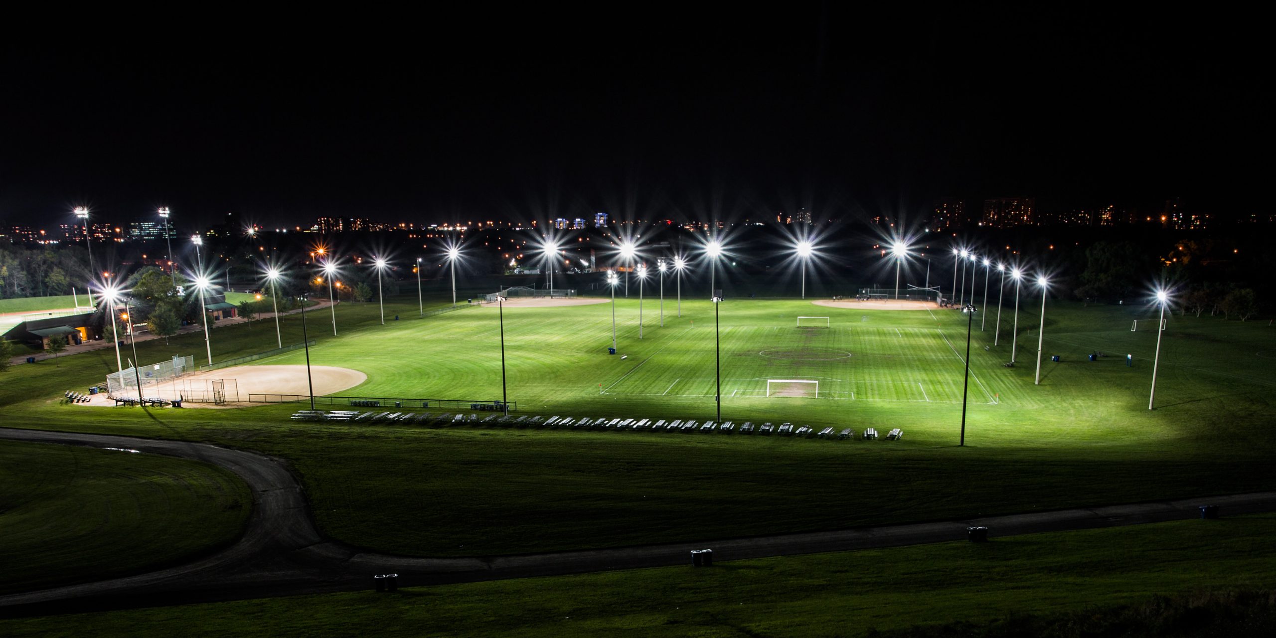 LED-Lösungen für mittelgroße bis große Flächen- und Sportbeleuchtungsanlagen